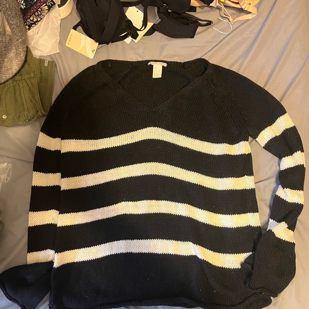 H&M Black and White V-Neck Sweater